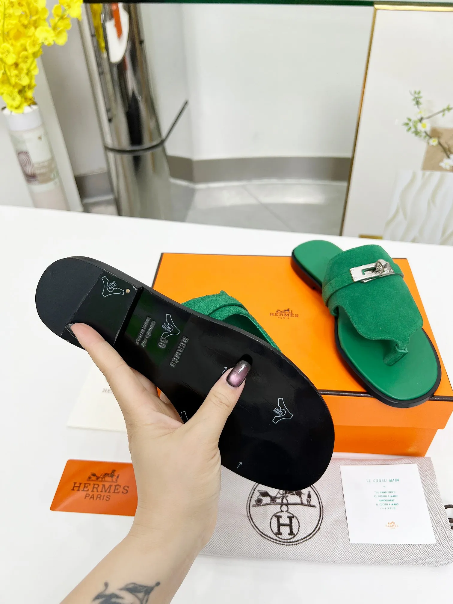 👟👟Ex-factory price 480👟👟 (top version) 👫Hermes ❗️❗️Original purchase and development⚠️ A must-have artifact for daily home, travel and vacation🉑 in spring and summer. High-end quality Code number: 35-40 (41/42 can be customized)